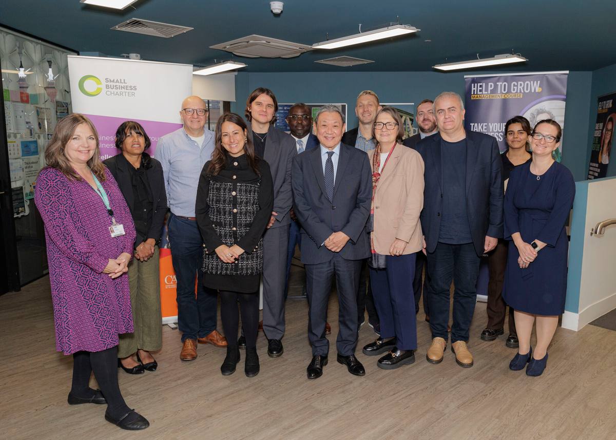 Lord Leong CBE with alumni and the people delivering the Help to Grow: Management Course