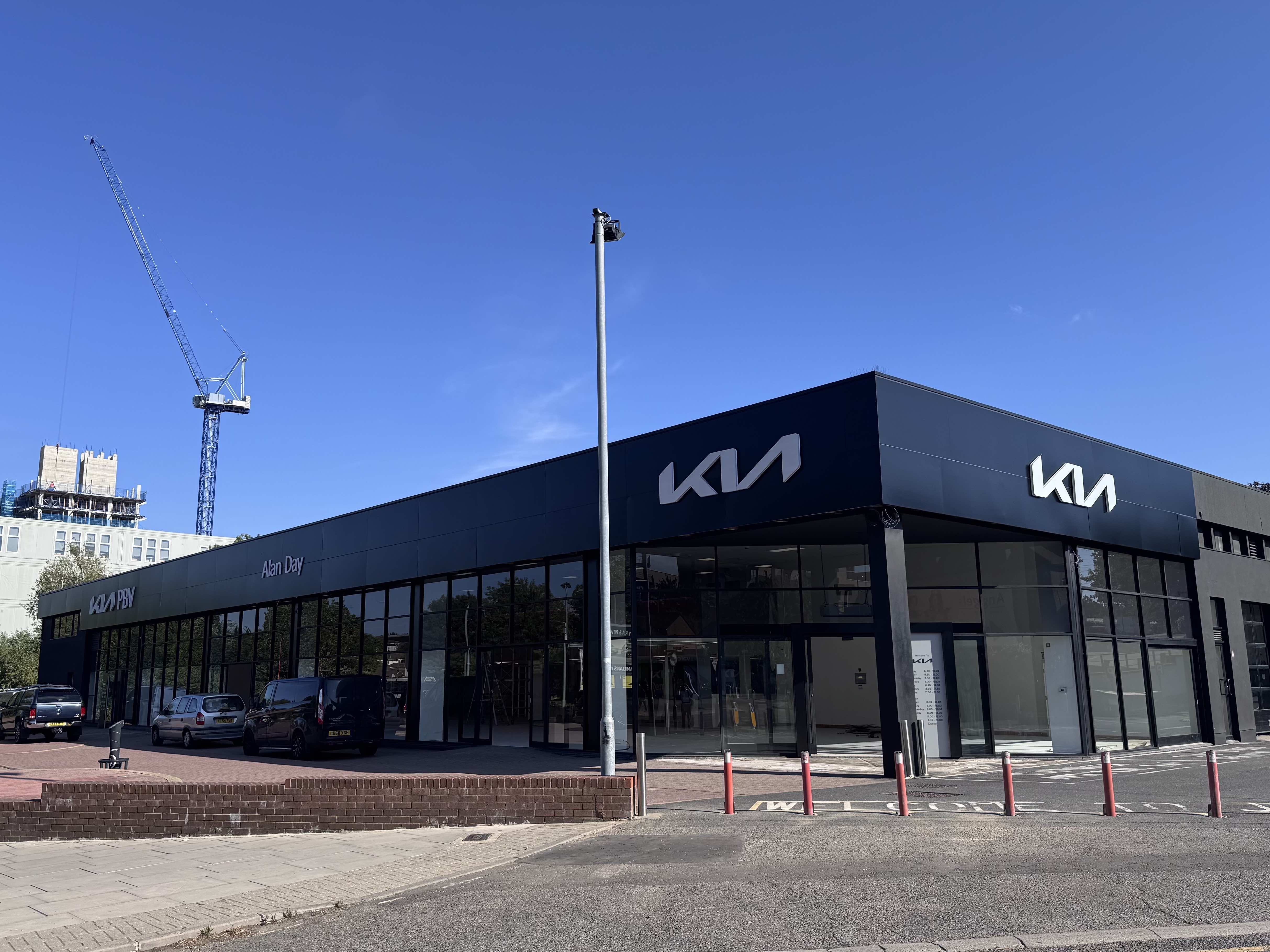 PUTTING THE FINAL TOUCHES TO NEW KIA SHOWROOM